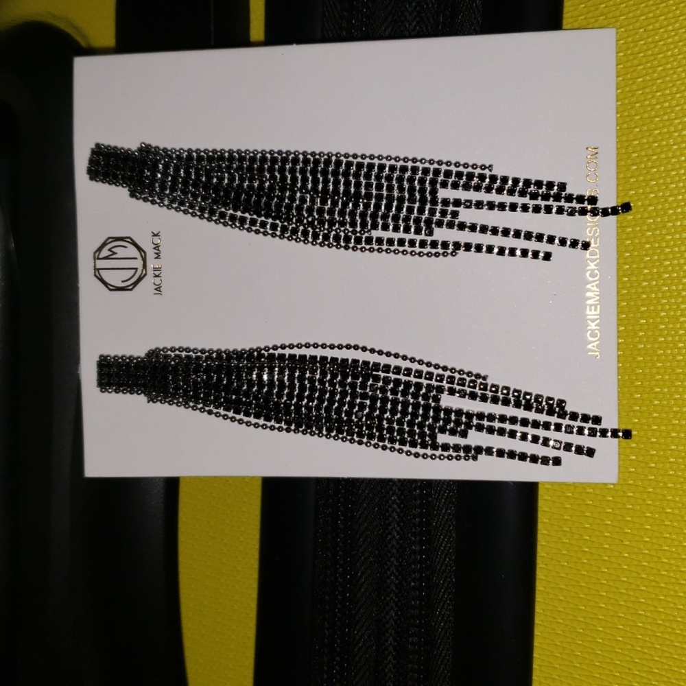 Black stone, glimmering earrings from Rachel Zoe subscription box, Curateur. - Picture 4 of 4